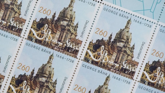 Mehrere Sonderbriefmarken zum 350. Geburtstag von George Bähr, dem Baumeister der Dresdner Frauenkirche, liegen am 01.03.2016 in Schmiedeberg (Sachsen) auf einem Tisch. Die Briefmarke ist ab 01. März 2016 in den Verkaufsstellen der Deutschen Post erhältlich.