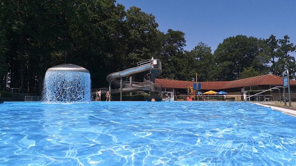 Das Erlebnisbad mit Rutschen, Kinderplanschbecken und Schwimmerbereich.