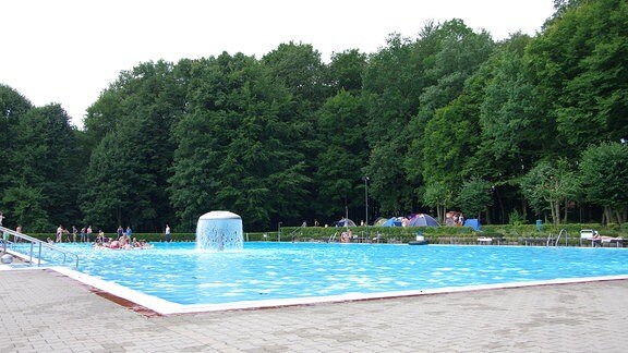 Das Erlebnisbad mit Rutschen, Kinderplanschbecken und Schwimmerbereich.