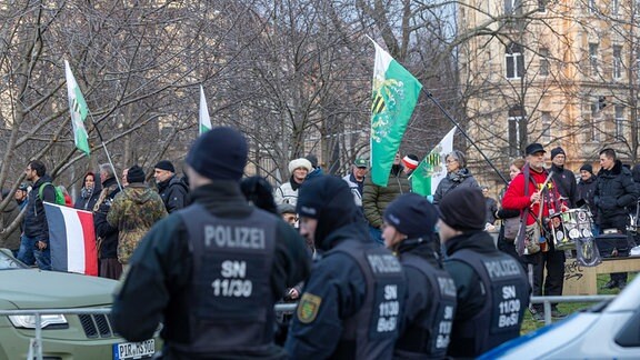 Anhänger der Kleinstpartei "Freie Sachsen" protestieren vor dem Kraftwerk Mitte. 