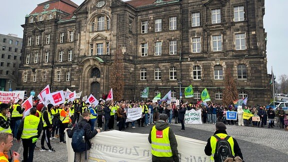 Eine Demonstration vor einem Gebäude