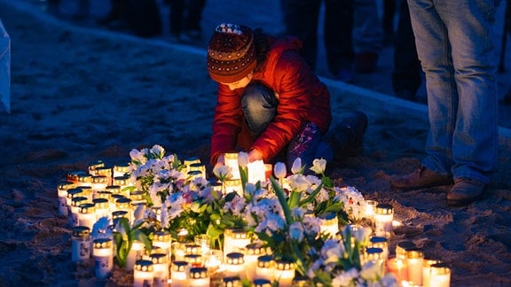 Dresdner und Touristen stellen vor der Frauenkirche in Dresden Kerzen auf, um der Zerstörung der Stadt im Zweiten Weltkrieg zu gedenken