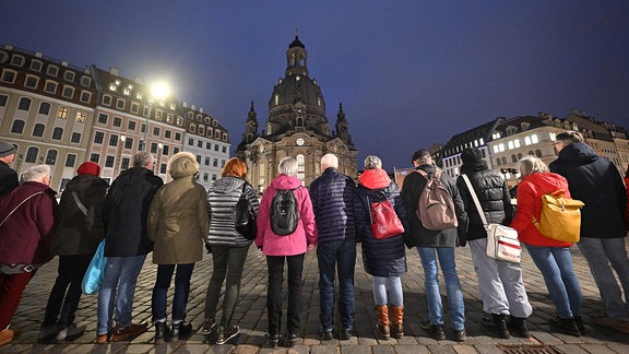 Bürger bilden am 78. Jahrestag der Zerstörung Dresdens im Zweiten Weltkrieg auf dem Neumarkt vor der Frauenkirche eine Menschenkette