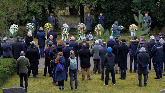 Dresdner, Vertreter politischer Parteien und Massenorganisationen nehmen an einer Kranzniederlegung auf dem Nordfriedhof, dem ehemaligen Soldatenfriedhof, teil.