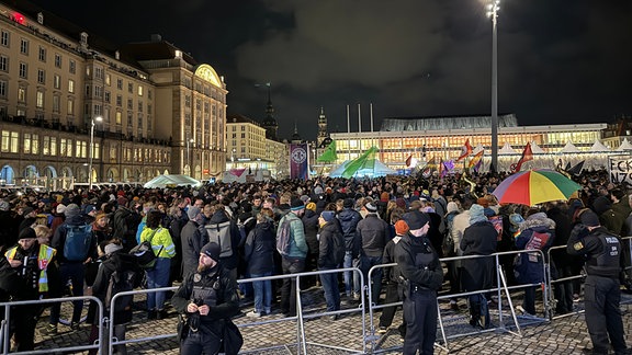 Viele hundert Menschen, vielleicht auch 3.000 haben sich auf dem Altmarkt Dresden verdsammelt. Sie wollen gegen eine Gedenkfeier von Rechtsextremisten protestieren.