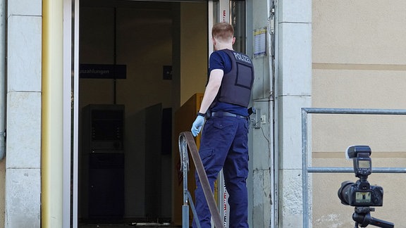 Ein Polizist sichert Spuren am Tatort.