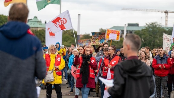 Menschen protestieren vor dem Landtag gegen mögliche Kitaschließungen wegen sinkender Geburtenzahlen.