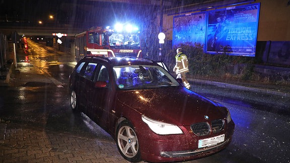 Die Feuerwehr ist während eines Gewitters in Dresden im Einsatz.