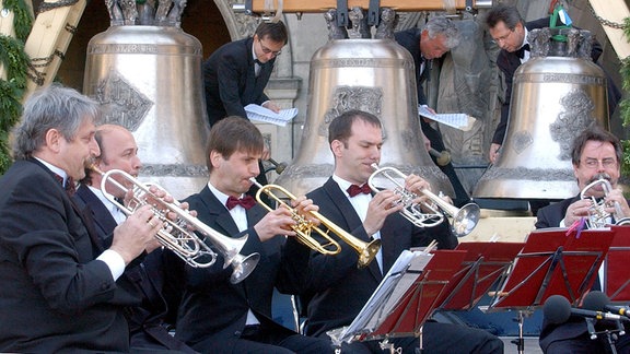 Ludwig Güttler bringt mit seinem Blechbläserensemble 2003 auf dem Dresdner Schlossplatz zur Weihe der sieben neuen Glocken für die Dresdner Frauenkirche ein selbst komponiertes Stück zur Uraufführung