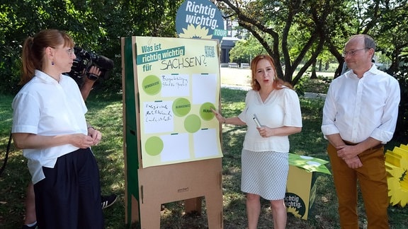 Die Spitzendandidaten Katja Meier (l-r, alle Bündnis 90/Die Grünen), Justizministerin des Landes Sachsen, Franziska Schubert, Fraktionsvorsitzende der Grünen im sächsischen Landtag, und Wolfram Günther, Sachsens Umweltminister, stehen bei einer Wahlkampfveranstaltung zusammen. 