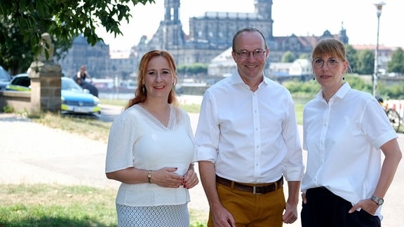 Die Spitzenkandidaten Franziska Schubert (l-r, alle Bündnis 90/Die Grünen), Fraktionsvorsitzende der Grünen im sächsischen Landtag, Wolfram Günther, Sachsens Umweltminister, und Katja Meier, Justizministerin des Landes Sachsen, stehen bei einer Wahlkampfveranstaltung zusammen.