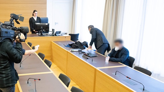 Ein Angeklagter (r) in einem weiteren Prozess um den Juwelenraub im Grünen Gewölbe sitzt im Landgericht vor Prozessbeginn auf seinem Platz.