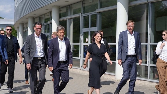 Bundeswirtschaftsminister Robert Habeck und Außenministerin Annalena Baerbock, besuchten die Dresdner Chipfabrik von Infineon. Sie wurden vom Infineon-Vorstandschef Jochen Hanebeck empfangen.
