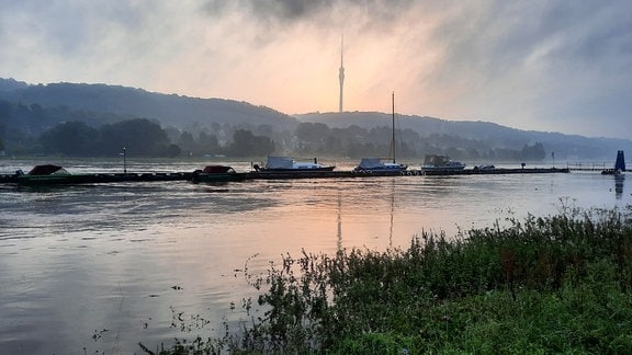 Ein Fluss hat Hochwasser