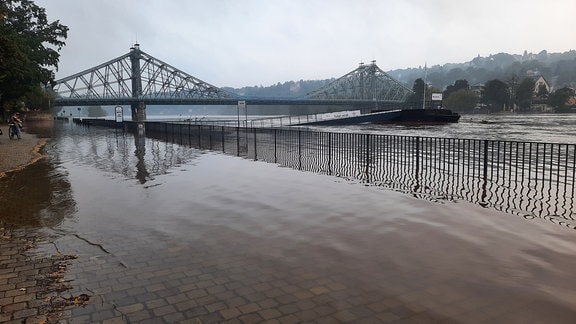 Ein Fluss hat Hochwasser