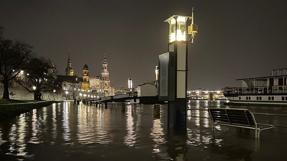Das Terrassenufer in Dresden ist überflutet.