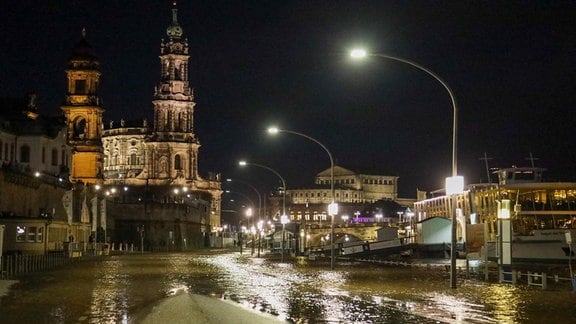 In Dresden ist das Terrassenufer vor der Hofkirche überschwemmt.