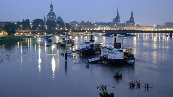 Die Anleger für die Schiffe der Sächsischen Dampfschifffahrt sind vom Hochwasser der Elbe umspült. Im Hintergrund ist die Altstadtkulisse und die teilweise eingestürzte Carolabrücke zu sehen.