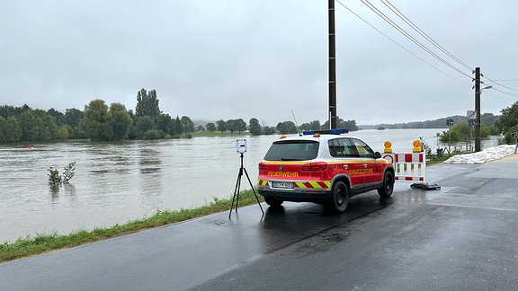 Pkw der Feuerwehr an einem Fluss