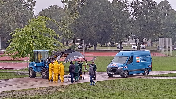 Ein Spielplatz wird abgebaut.