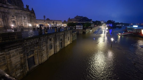 Hochwasser der Elbe ist in der Altstadt am Terrassenufer über die Ufer getreten. 