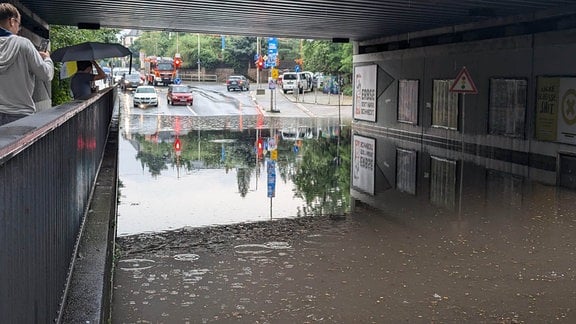 Eine überflutete Tunnelunterführung in Dresden.