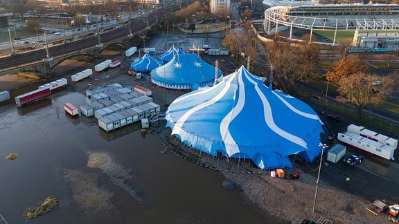 Das Hochwasser der Elbe nähert sich den Zelten des Weihnachts-Circus im Sportpark Ostra in Dresden