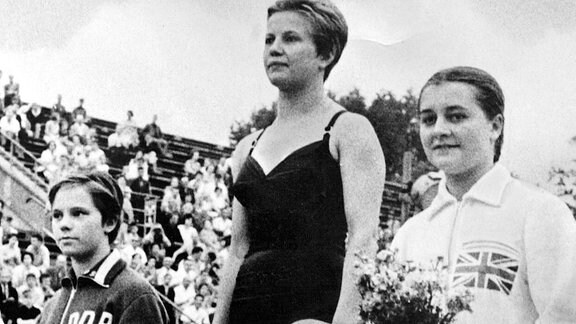 Siegerehrung Kunstspringen 1960: Christiane Lanzke (li.) Ingrid Krämer-Gulbin (beide DDR, Mitte) und Frances Cramp (Großbritannien)