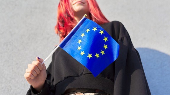 ein junge Frau mit einer Europaflagge