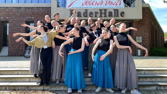 Eine Tanzgruppe des Heinrich-Schütz-Konservatoriums Dresden präsentiert sich mit "Flow" vor der Pader-Halle.
