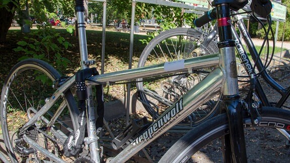 Auf dem Fahrrad klebt noch das Hinweisschild aus der Asservatenkammer.