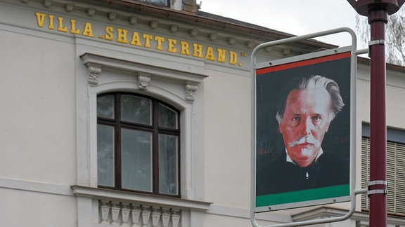 Ein Porträt des Schriftstellers Karl May hängt im sächsischen Radebeul bei Dresden an einer Laterne vor seinem einstigen Wohnhaus und jetzigem Museum
