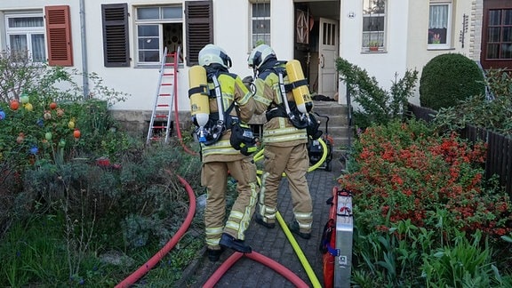 Einsatzkräfte der Feuerwehr bei der Brandbekämpfung.