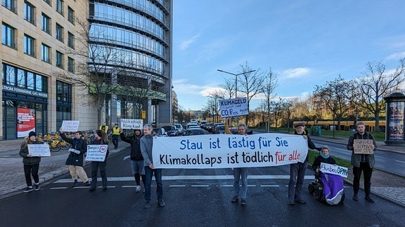 Klimaaktivisten protestieren am World-Trade-Center in Dresden.