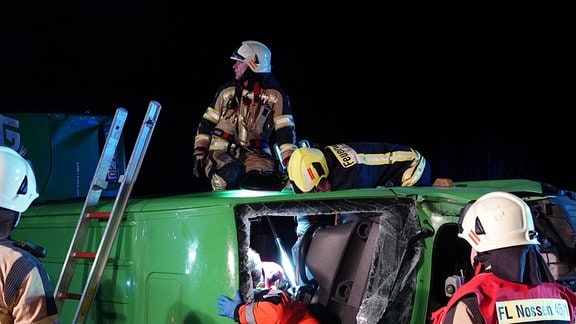 Rettungskräfte an einem umgestürzten Transporter. 