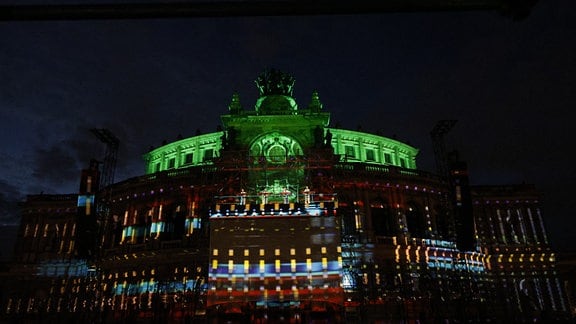 Kraftwerk-Konzert an der Semperoper Dresden: die gesamte Fassade ist in viele Farben getaucht. 