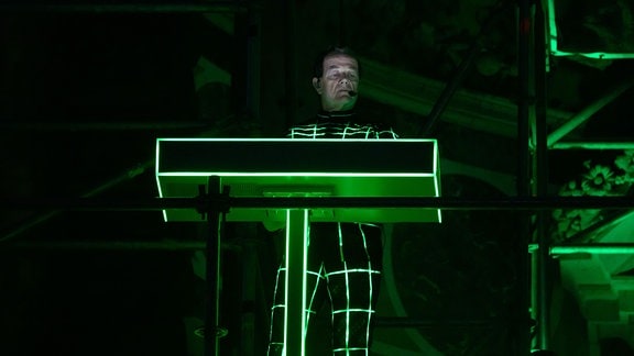 Ralf Hütter, Gründer der deutschen Elektro-Band Kraftwerk, steht während eines Konzerts vor der Semperoper auf dem Theaterplatz auf der Bühne.