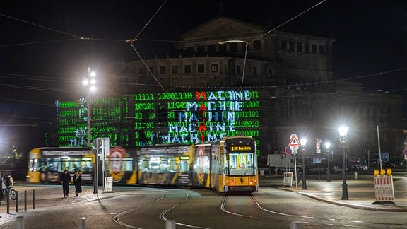 Beleuchtungstest auf dem Theaterplatz vor der Semperoper.