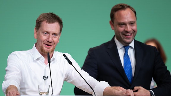 Michael Kretschmer (CDU, l), Ministerpräsident von Sachsen, spricht auf dem Landesparteitag seiner Partei neben Alexander Dierks, CDU-Generalsekretär in Sachsen.