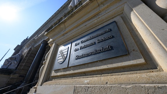Ein Schild „Der Generalstaatsanwalt des Freistaates Sachsen Staatsanwaltschaft“ ist am Justizzentrum Dresden montiert.