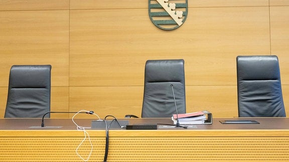 Leere Stühle in einem Verhandlungssaal im Landgericht Dresden