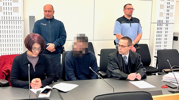 Ein Mann sitzt auf der Anklagebank im Landgericht Dresden.