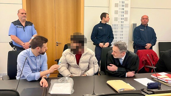 Ein Mann sitzt auf der Anklagebank im Landgericht Dresden.