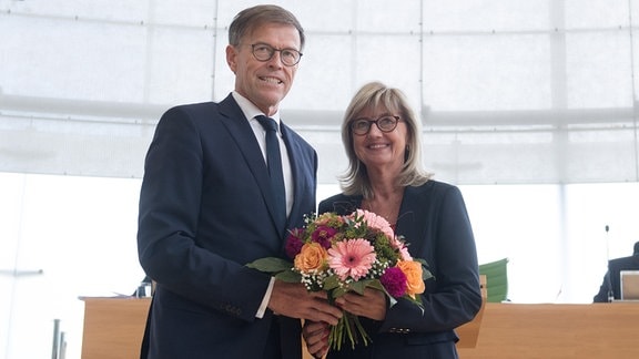 Matthias Rößler, Landtagspräsident (CDU), gratuliert Andrea Dombois (CDU) Landtagsvizepräsidentin in Sachsen, anlässlich der konstituierenden Sitzung des Landtags, zu ihrer Wahl.