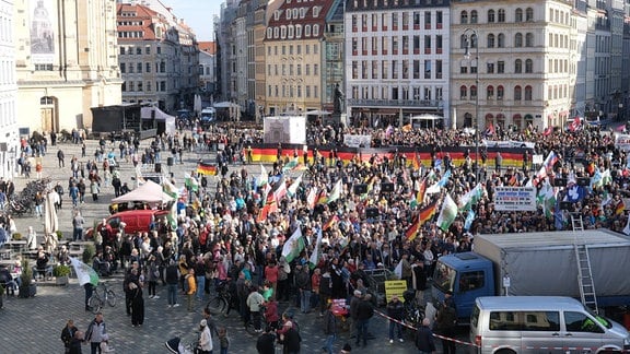 Teilnehmer eine Kundgebung des islamkritischen Bündnisses Pegida versammeln sich auf dem Neumarkt. 