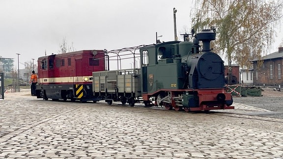 Die Schmalspur-Lok I K Nr. 54 wird von einer Rangierlok auf dem Geländer der Stiftung Sächsische Schmalspurbahnen in Radebeul bewegt.