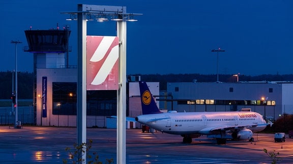 Ein Flugzeug der Lufthansa steht am Morgen auf dem Rollfeld am Flughafen Dresden International.