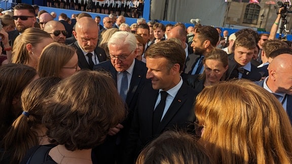 Emmanuel Macron und Frank-Walter Steinmeier unterhalten sich mit Jugendlichen auf einer Veranstaltung