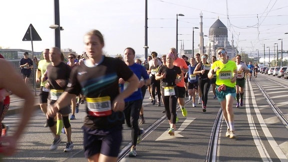 Marathonläufer auf der Marienbrücke Dresden