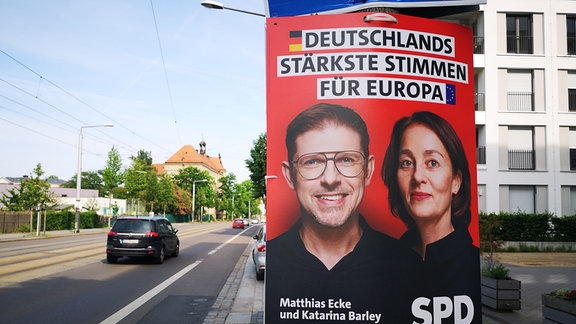 An einer Straße in Dresden hängt ein Europawahlplakat der SPD.